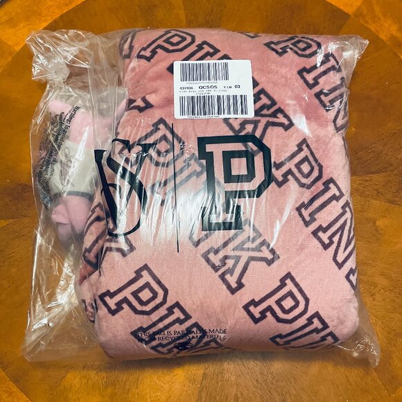 PINK Victoria's Secret Cozy Sherpa Logo Blanket & Mini PINK Dog W/Sweater - NWT - Picture 2 of 4